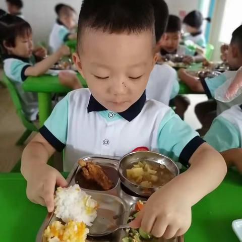 幼儿园美食来喽🍱有一种幸福，叫美食的幸福🍤有一个味道，叫幼儿园的味道🥞