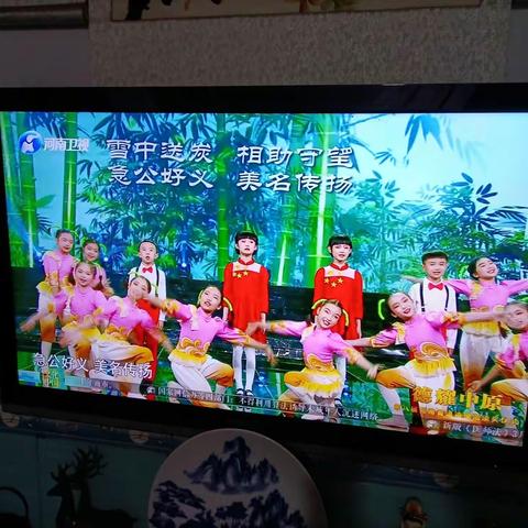 见贤思齐 向阳花开——万金镇实验小学组织全体师生观看《德耀中原——第八届河南省道德模范颁奖仪式》