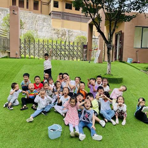 踏着秋风🍂，踩着清晨的阳光☀️老师，我们回来啦?