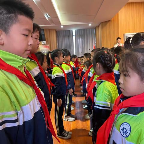 记录娃儿们的入队仪式，真配合，心情真好😊