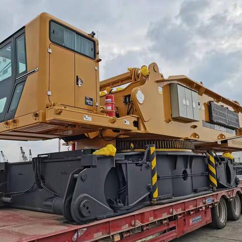 发运至斯里兰卡的徐工XGC400履带起重机码头验收及装船情况