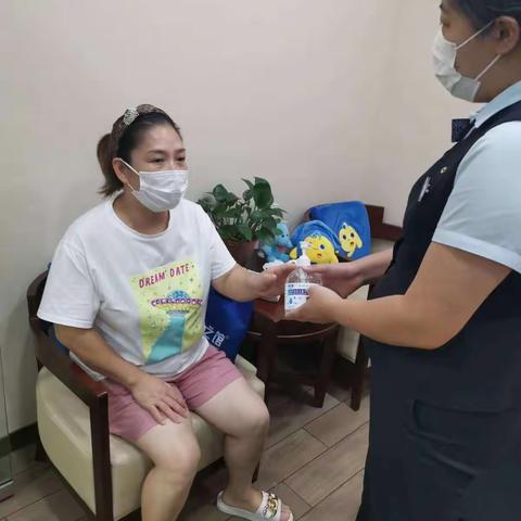 港湾助力  暖心服务送清凉