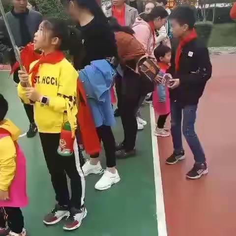 彩虹幼儿园忆童年亲子活动！让我们童心绽放，一起乐翻天，留下了美好的瞬间，美好的回忆……(快乐班）。