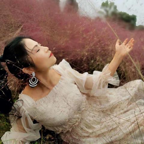 一抹粉黛露凝香