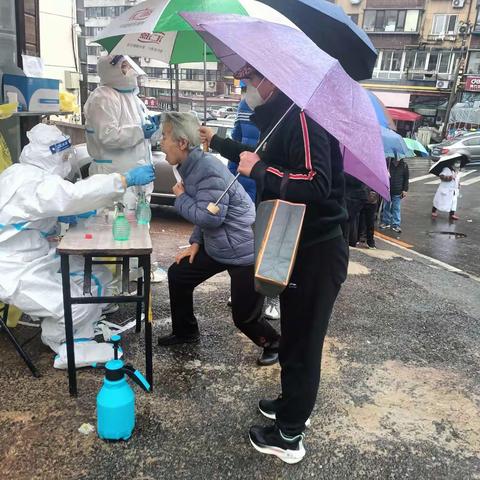 全民冒雨做核酸检测