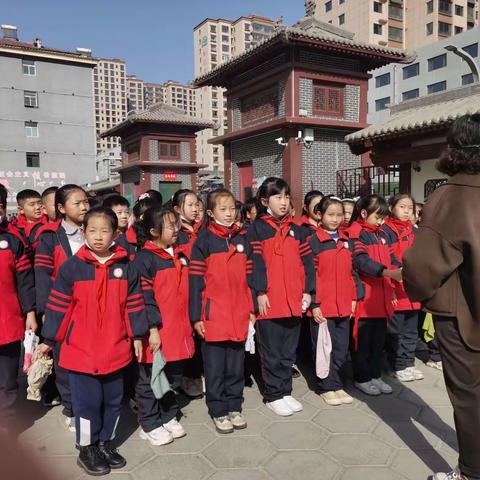 学雷锋  讲公德   知礼仪   献爱心     ———壶关县实验小学队员在行动