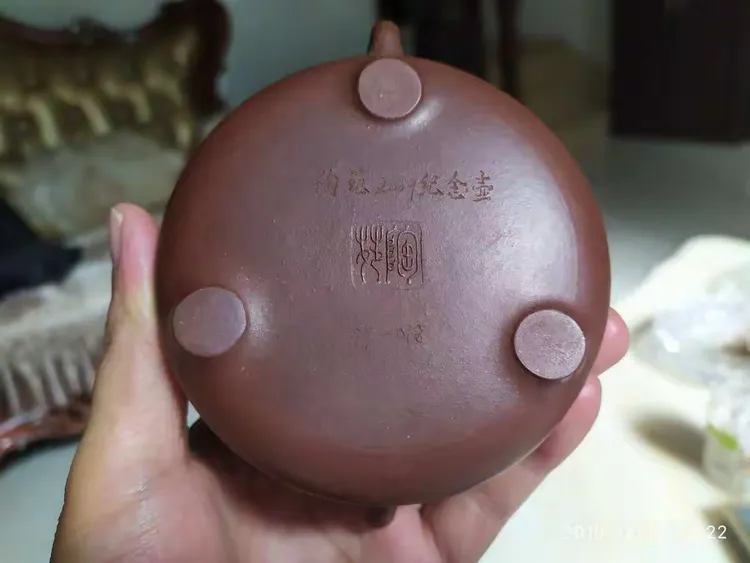 周渊，高级工艺美术师，潘旭峰高徒，实力派紫砂艺人，制壶技艺全面，作品的关注度日益提升势不可挡。师