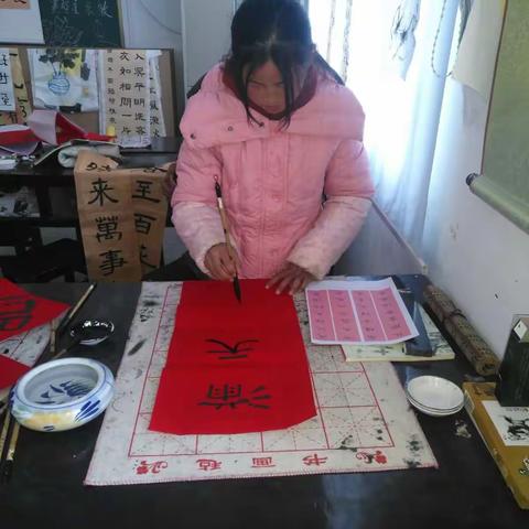 2018年，新年新气象，春节将至，固镇特校书法班学生学写春联。