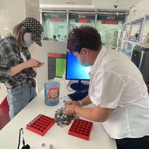 半天时间清点兑换硬币，银行热情服务为客户了却烦心事