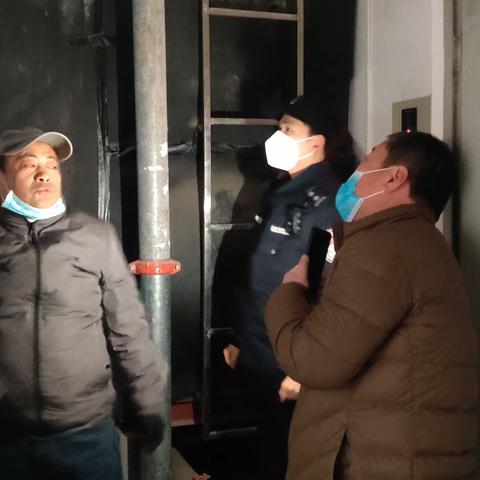 公安鄠邑分局惠民路派出所在辖区社区开展消防安全检查