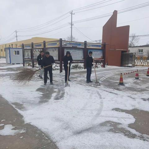 瑞雪纷飞处，扫雪暖人心！郑家镇五圣小学教职工扫雪记