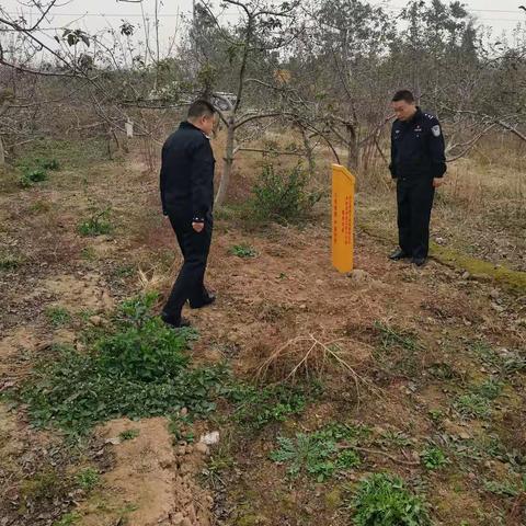 2020年11月12日，兴平市公安局国保大队民警对我市辖区石油管道进行巡查。