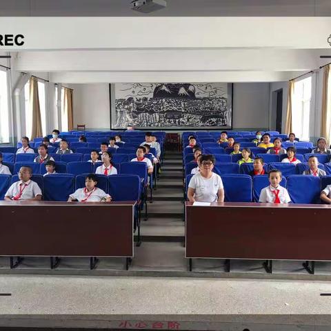 “爱我家乡，兴我家乡”主题队会－－浑江区沿江小学