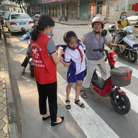 骄阳似火 护畅你我-罗阳第六小学三(5)班家长护畅队