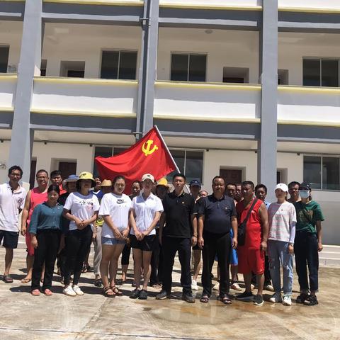 植树添新颜  党旗映初心——遮放镇中心校党总支组织开展联合主题党日活动