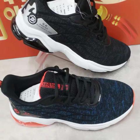 信誉楼三楼霸克旅游鞋柜组