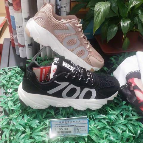 唐县信誉楼三楼霸克品牌旅游鞋