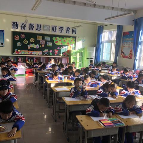 用彩笔画出一片天地