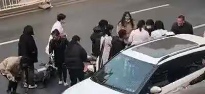 【本地新鲜事】老子有10亿，老子在街上撒钱，想让全世界知道我有钱！你们捡到不用还给我！