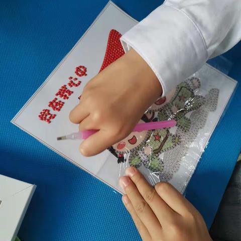 【创建四型校园】薛家湾第六小学开展了“我动手 我快乐”钻石画社团活动