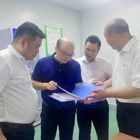 通道县县委常委、副县长唐龙深入集约化供餐配送中心调研全县中小学校食堂供餐情况