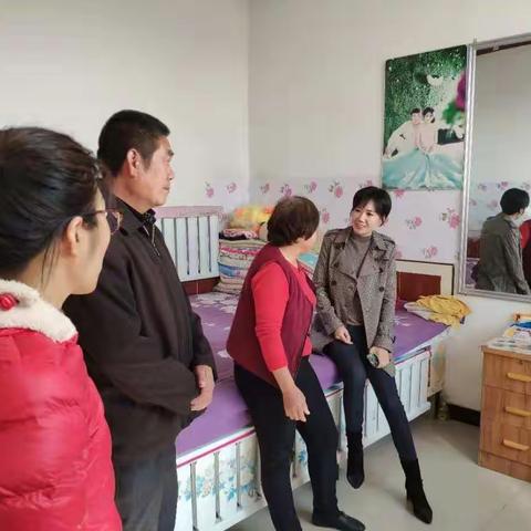 县长侯秀伟到石臼窝镇入户走访贫困户