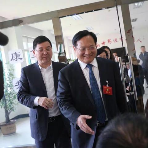 市委书记张兵、省残联副理事长高翔等领导看望工疗人员和残疾儿童