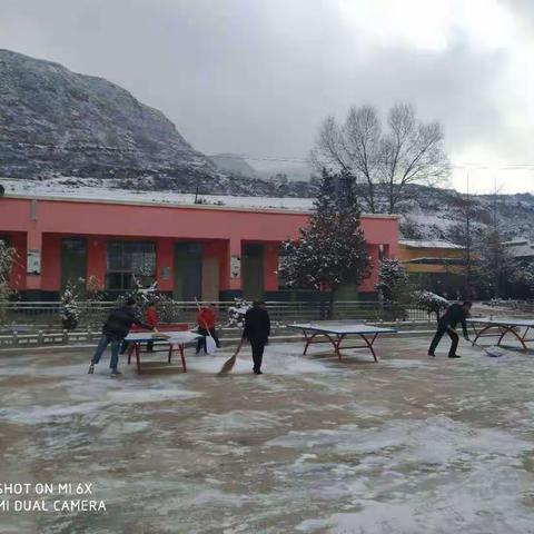 家长助力铲雪，真情温暖校园