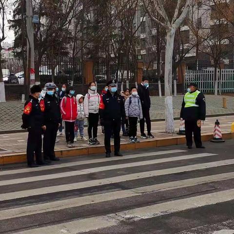 保障处民警辅警认真做好红袖标护学行动