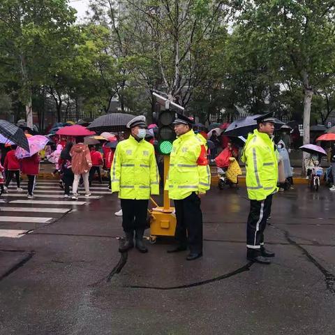 警务保障处组织干警参加“红袖标”街面联合巡逻福泰小学执勤点执勤