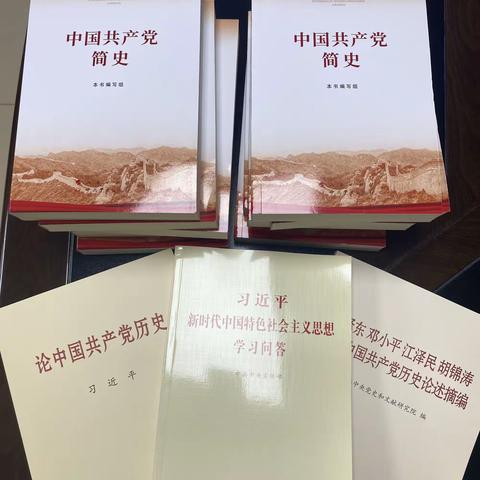 进社区我为群众办实事 为老党员“送学上门” ——云南省急救中心党委开展赠书送学活动