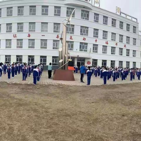 国旗飘飘聚民心  众志成城抗疫情——九龙中心小学举行开学第一次升旗仪式