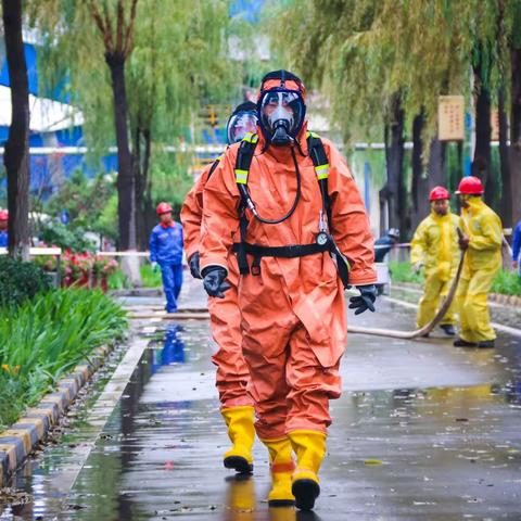 平凉工业园区联合平凉公司开展有限空间事故与氨水泄露应急演练活动