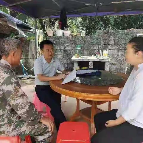 科工信局各帮扶责任人到挂钩贫困户家中组织召开家庭会议照片剪辑