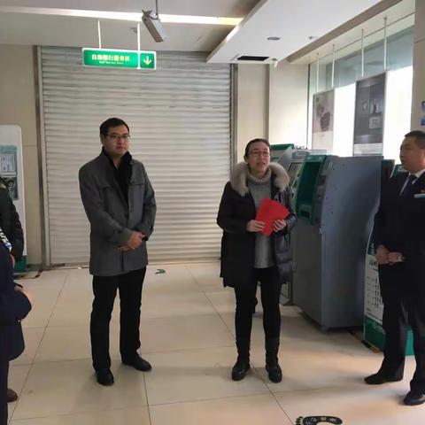 昌吉分行党委委员副行长齐燕一行到呼图壁县支行慰问一线员工
