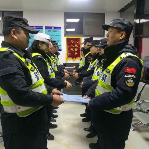 交巡警“火眼金睛”  发现破损井盖及时排除隐患