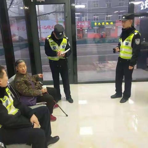 暖心交巡警帮助八旬老人解难题