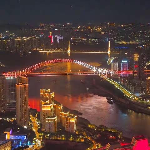 登重庆之巅，360度观看山城夜景。万家灯火高低辉映，如漫天星空，极为瑰丽。两江环抱双桥相鄰，流光溢彩十分壮丽