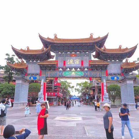 官渡古镇距今己有1000多年历史。有一镇五朝（唐宋元明清）、一结三敎（佛道释）的城鎮 文化和众多古迹。