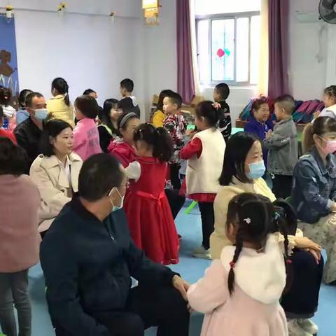 在这特殊的日子阳光幼儿园大二班的孩子祝所有的爷爷奶奶节日快乐！