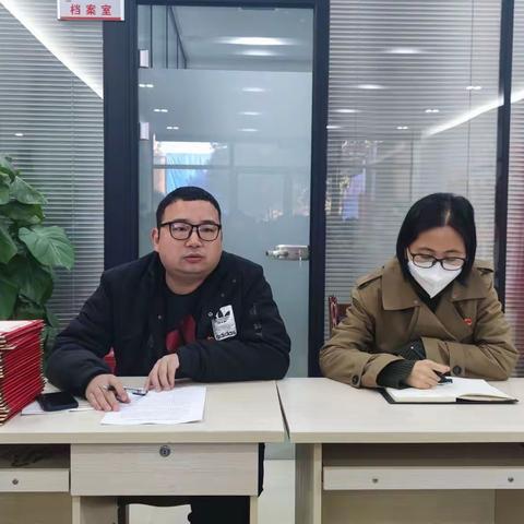 在批评与自我批评中不断提升 －－－水利社区召开党员大会