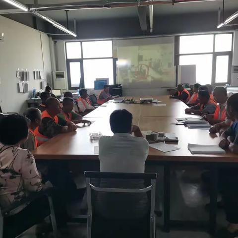 “提高人的安全意识、减少人的不安全行为”——城建八公司旅游路原水顶管项目部组织观看事故案例视频