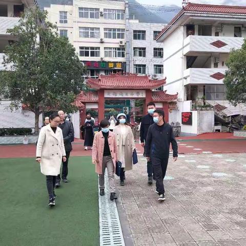市青联专职副主席蒲小波一行来文县城关中学检查标准化团支部建设工作