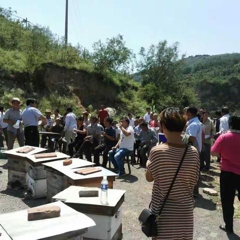 黎城县残联组织贫困残疾人实地参观学习农村实用技术！