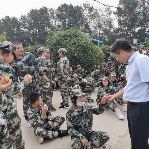 硕果飘香传真情，——居力很中学首届采摘节