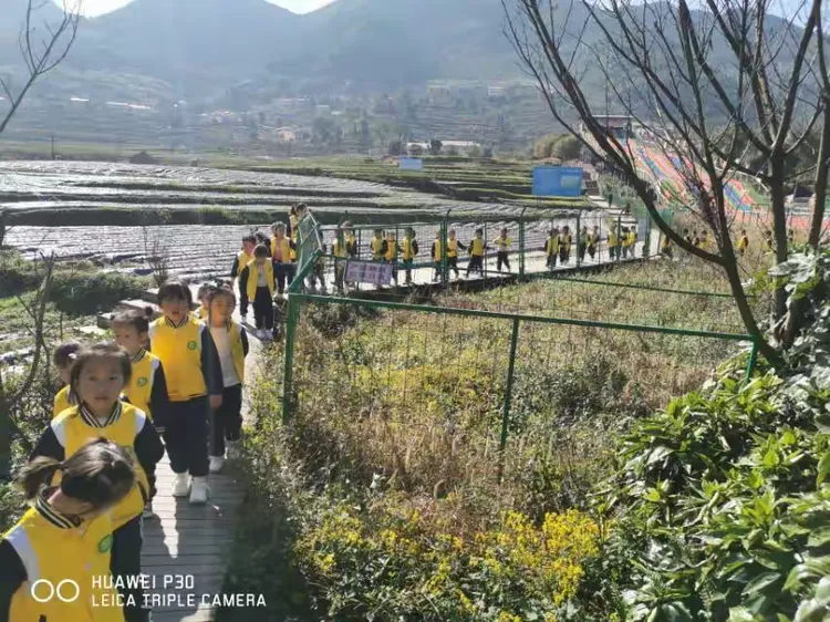 仁怀市水口幼儿园展开了2020年秋季活动亲近大自然