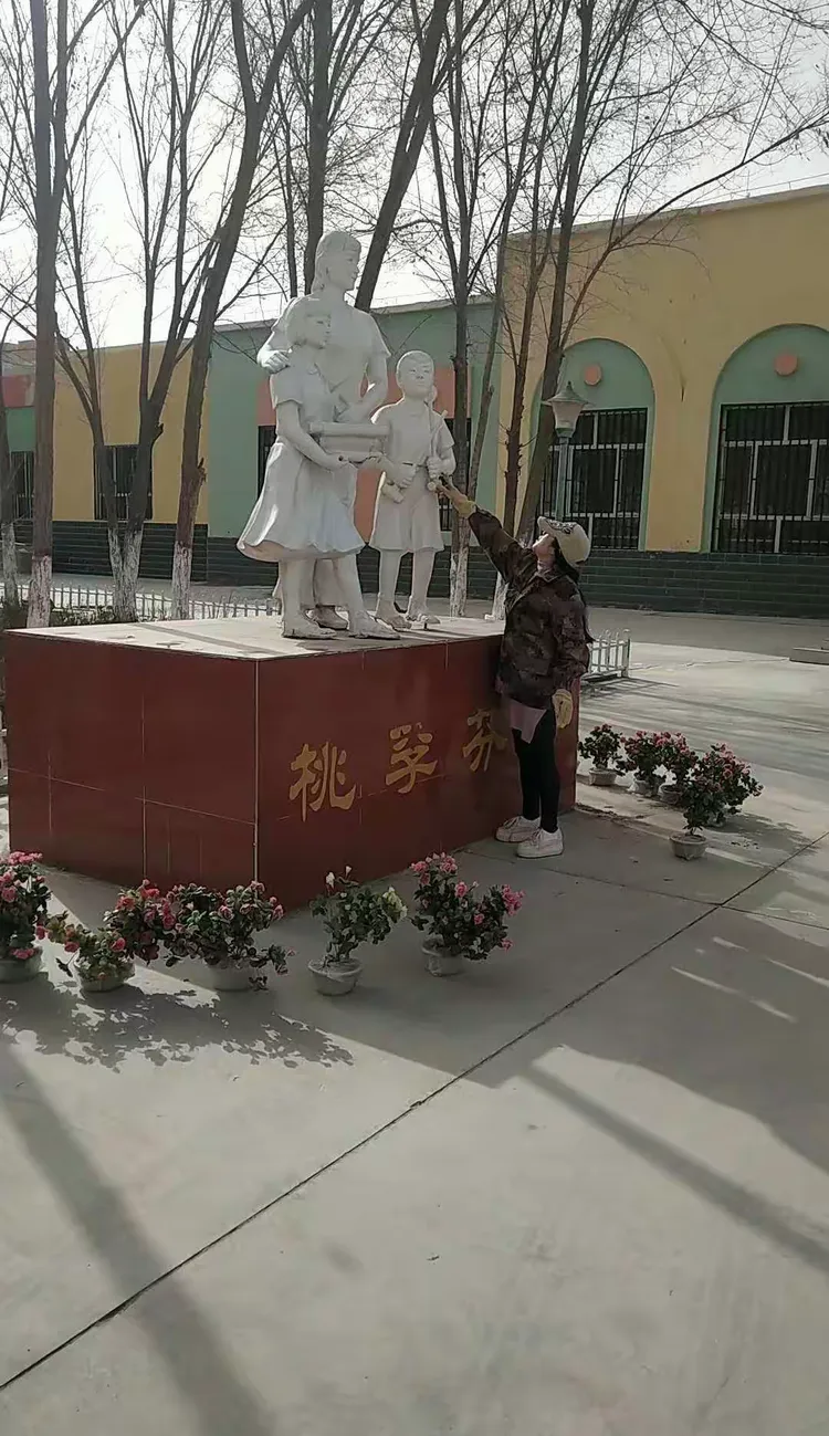 叶城二牧场学校喜迎学生 开学报到