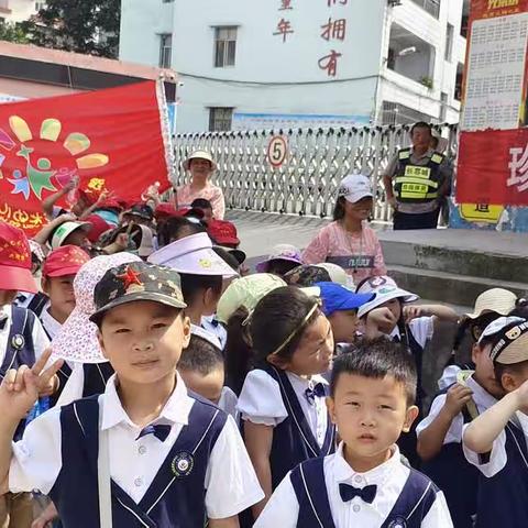 走进小学，感悟成长  ！                  旺旺幼儿园幼小衔接主题教育活动