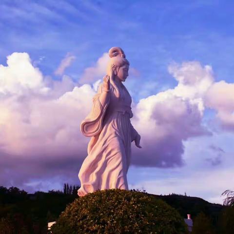 晚霞湖畔，翠柳遮荫，水榭亭台，碧草浓稠，禽鸟啁啾。天蓝蓝，水蓝蓝，天光云影共徘徊。