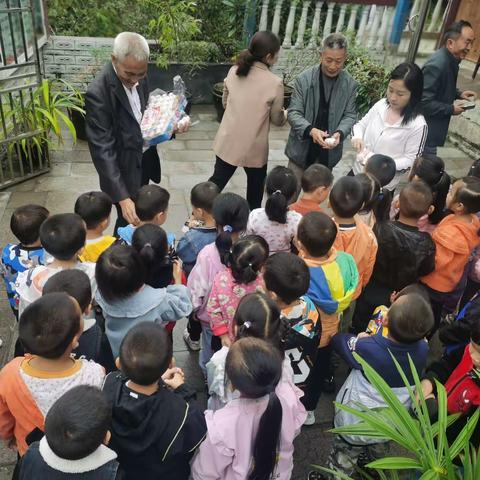 九九重阳节，浓浓敬老情——中观镇晏溪幼儿园走进老年协会